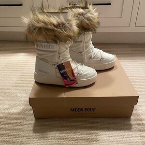 LTrack Monaco Low Moon Boot in White with Faux Fur Trim